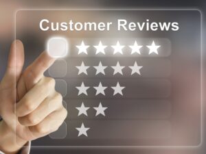 Customer feedback on a dropshipping website is displayed with a star rating system.